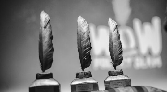 Goldene Feder Trophäen beim WoW Poetry Slam NRW – Preis für Gewinner:innen eines Poetry Slam Wettbewerbs