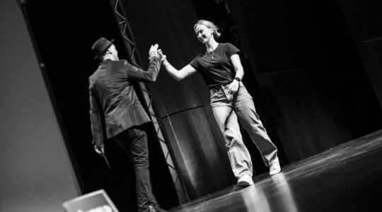 Poetry Slam Künstler tritt beim WoW Poetry Slam in NRW auf einer Bühne vor Publikum auf